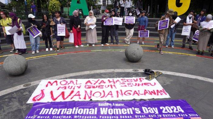 Massa dari Aliansi Simpul Puan melakukan aksi unjuk rasa dalam rangka memperingati Hari Perempuan Internasional 2024 di Jalan Ir H Djuanda, Kota Bandung, Jawa Barat, Jumat (8/3/2024).