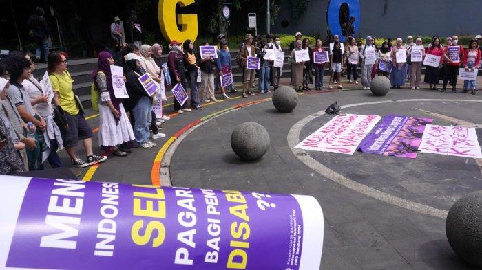 Massa dari Aliansi Simpul Puan melakukan aksi unjuk rasa dalam rangka memperingati Hari Perempuan Internasional 2024 di Jalan Ir H Djuanda, Kota Bandung, Jawa Barat, Jumat (8/3/2024).