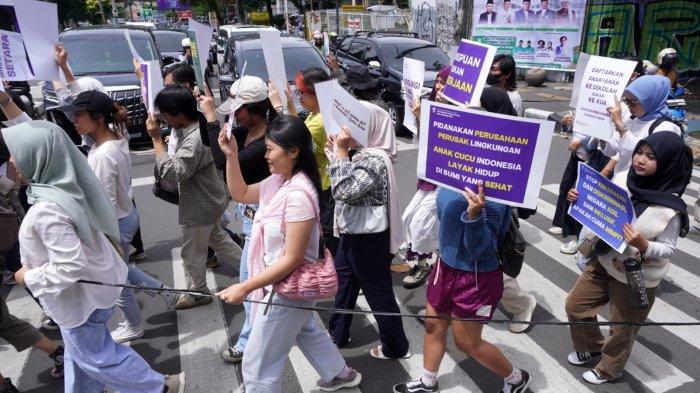 Massa dari Aliansi Simpul Puan melakukan aksi unjuk rasa dalam rangka memperingati Hari Perempuan Internasional 2024 di Jalan Ir H Djuanda, Kota Bandung, Jawa Barat, Jumat (8/3/2024).
