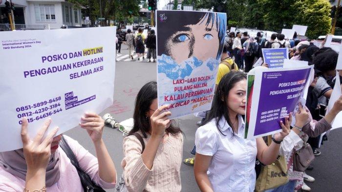 Massa dari Aliansi Simpul Puan melakukan aksi unjuk rasa dalam rangka memperingati Hari Perempuan Internasional 2024 di Jalan Ir H Djuanda, Kota Bandung, Jawa Barat, Jumat (8/3/2024).