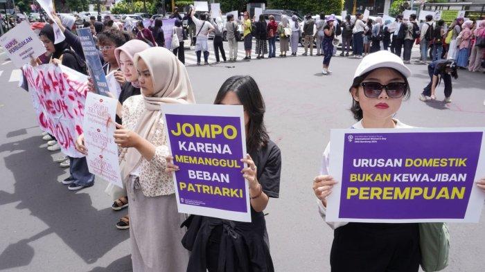 Massa dari Aliansi Simpul Puan melakukan aksi unjuk rasa dalam rangka memperingati Hari Perempuan Internasional 2024 di Jalan Ir H Djuanda, Kota Bandung, Jawa Barat, Jumat (8/3/2024).