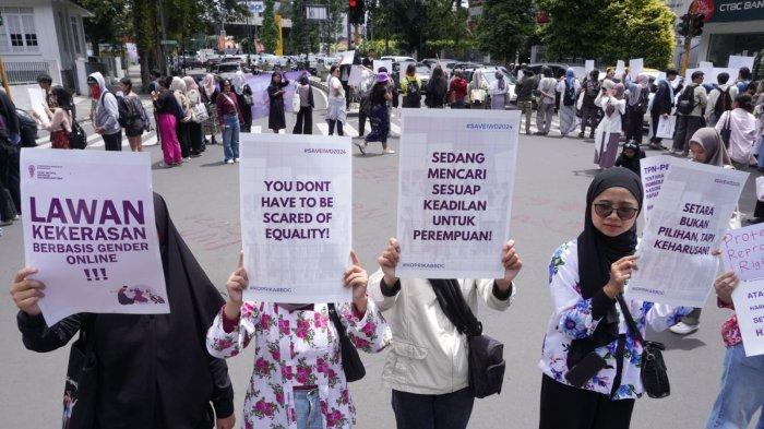Massa dari Aliansi Simpul Puan melakukan aksi unjuk rasa dalam rangka memperingati Hari Perempuan Internasional 2024 di Jalan Ir H Djuanda, Kota Bandung, Jawa Barat, Jumat (8/3/2024).