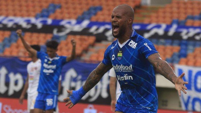 Pemain Persib Bandung David da Silva meluapkan ekspresinya setelah berhasil mencetak gol ke gawang Persija Jakarta saat pertandingan Liga 1 di Stadion Si Jalak Harupat, Kabupaten Bandung, Sabtu (9/3). Persib Bandung taklukan Persija dengan skor  (2-1).