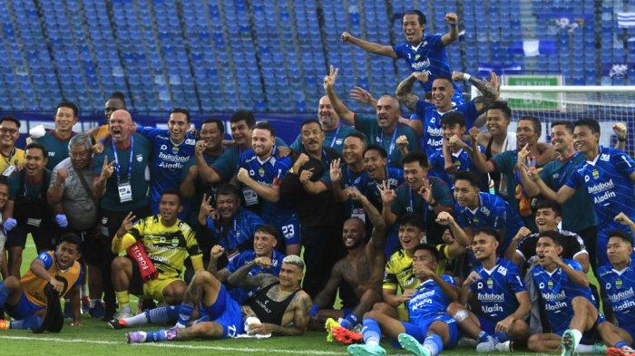 Pemain Persib Bandung merayakan kemenangan atas pertandingan lawan Persija Jakarta di Stadion Si Jalak Harupat, Kabupaten Bandung, Sabtu (9/3). Persib Bandung taklukan Persija dengan skor  (2-1).