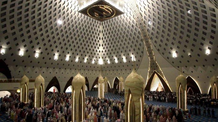 Jemaah melaksanakan salat Tarawih di Mesjid Al Jabar, Bandung, Senin (11/3). Umat Islam sebagian besar melaksanakan ibadah puasa di bulan suci Ramadhan 1445 H yanh jatuh pada, Selasa (12/3).