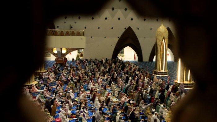 Jemaah melaksanakan salat Tarawih di Mesjid Al Jabar, Bandung, Senin (11/3). Umat Islam sebagian besar melaksanakan ibadah puasa di bulan suci Ramadhan 1445 H yanh jatuh pada, Selasa (12/3).