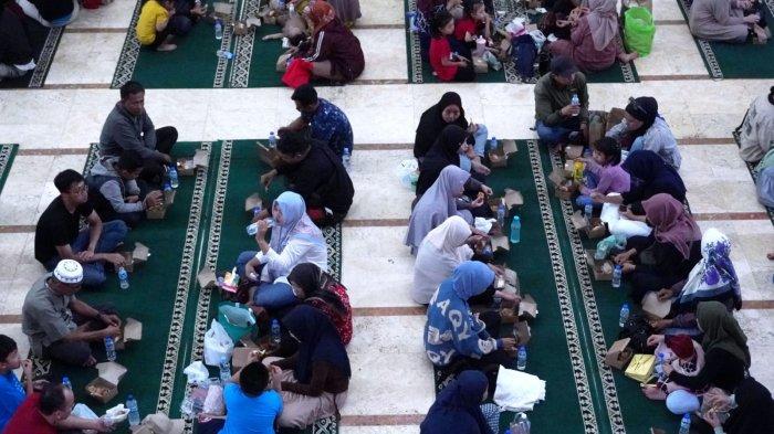Warga mengikuti buka puasa bersama di Masjid Raya Bandung Provinsi Jawa Barat, Jalan Asia Afrika, Kota Bandung, Jawa Barat, Selasa (12/3/2024).