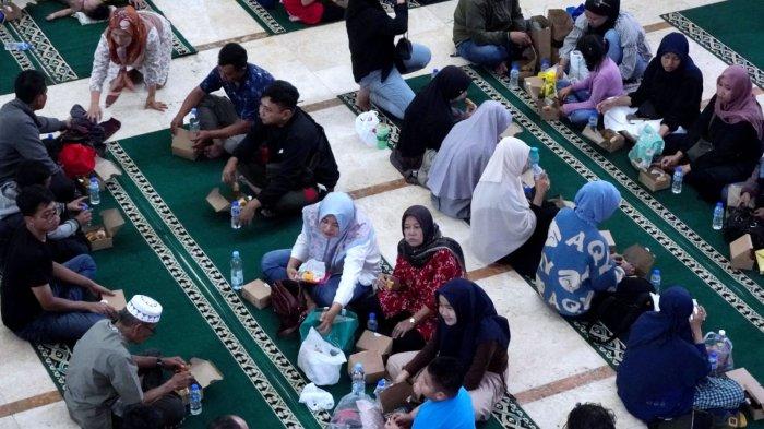 Warga mengikuti buka puasa bersama di Masjid Raya Bandung Provinsi Jawa Barat, Jalan Asia Afrika, Kota Bandung, Jawa Barat, Selasa (12/3/2024).