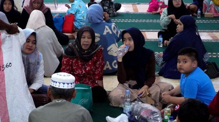 Warga menikmati makanan dan minuman dari paket takjil yang dibagikan saat waktu berbuka puasa tiba di Masjid Raya Bandung Provinsi Jawa Barat, Jalan Asia Afrika, Kota Bandung, Jawa Barat, Selasa (12/3/2024).