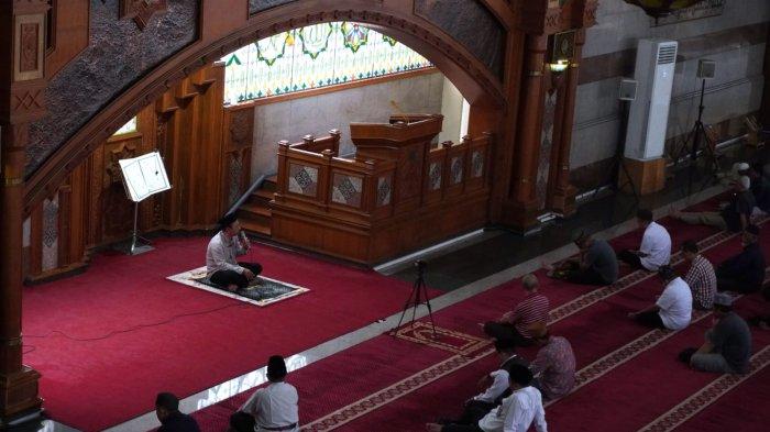 Jemaah menyimak ceramah kultum yang disampaikan Ustadz Rahmat Alamsyah di Masjid Pusdai Jawa Barat, Jalan Diponegoro, Kota Bandung, Jawa Barat, Rabu (13/3/2024).