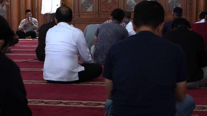Jemaah menyimak ceramah kultum yang disampaikan Ustadz Rahmat Alamsyah di Masjid Pusdai Jawa Barat, Jalan Diponegoro, Kota Bandung, Jawa Barat, Rabu (13/3/2024).