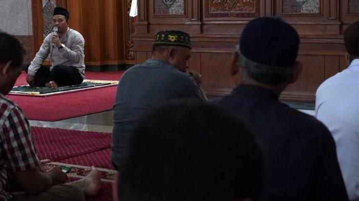 Jemaah menyimak ceramah kultum yang disampaikan Ustadz Rahmat Alamsyah di Masjid Pusdai Jawa Barat, Jalan Diponegoro, Kota Bandung, Jawa Barat, Rabu (13/3/2024).