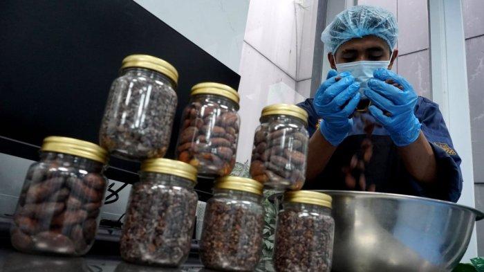 Pekerja mempersiapkan biji kakao sebelum proses pembuatan cokelat di Pabrik Terve Chocolate, Jalan Bengawan, Kota Bandung, Jawa Barat, Kamis (14/3/2024).