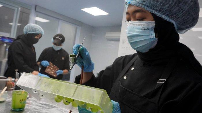 Pekerja melakukan proses pembuatan salah satu varian cokelat di Pabrik Terve Chocolate, Jalan Bengawan, Kota Bandung, Jawa Barat, Kamis (14/3/2024).