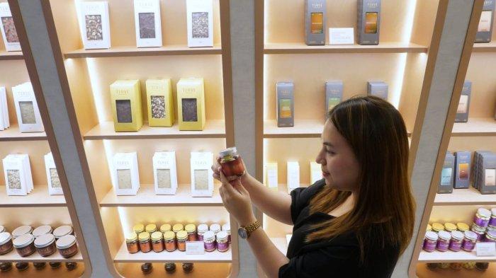 Pengunjung memilih berbagai varian cokelat di Toko Kecil Terve Chocolate, Jalan Bengawan, Kota Bandung, Jawa Barat, Kamis (14/3/2024).