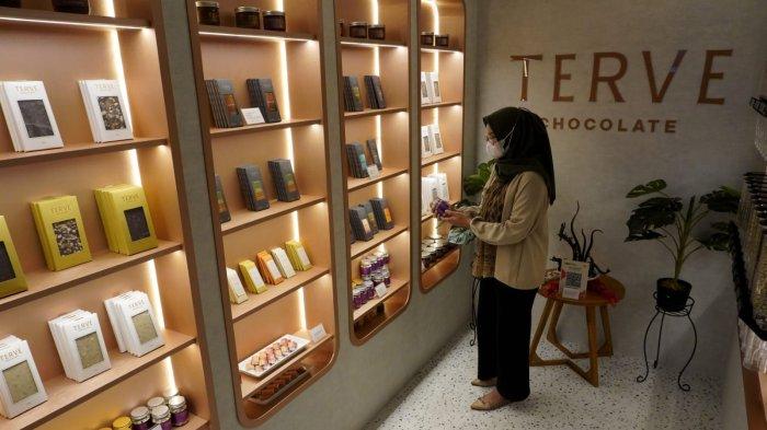 Pengunjung memilih berbagai varian cokelat di Toko Kecil Terve Chocolate, Jalan Bengawan, Kota Bandung, Jawa Barat, Kamis (14/3/2024).