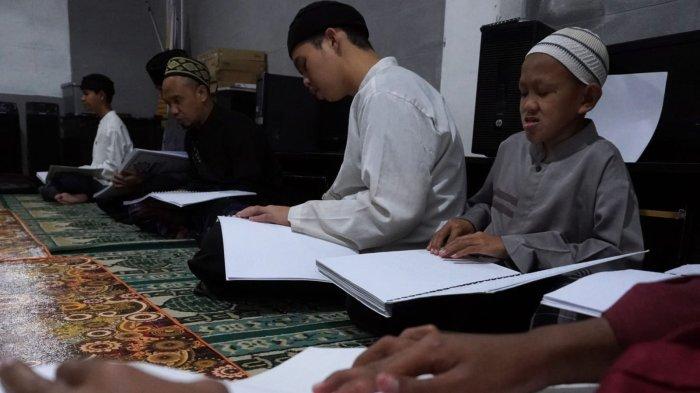 Santri mengisi waktu dengan membaca Alquran di ruang kelas Ponpes Tahfidz Tunanetra Sam'an Darushhudur, Jalan Sekegawir, Desa cinenyam, Kabupaten Bandung, Senin (18/3/2024).