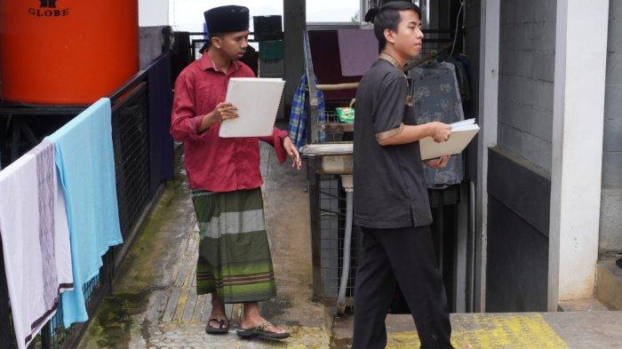 Santri membawa Alquran menuju ruang kelas di Ponpes Tahfidz Tunanetra Sam'an Darushhudur, Jalan Sekegawir, Desa cinenyam, Kabupaten Bandung, Senin (18/3/2024).