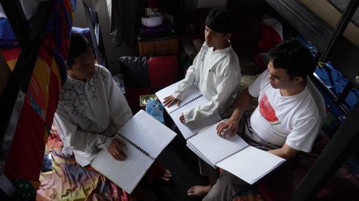 Santri mengisi waktu dengan membaca Alquran di asrama Ponpes Tahfidz Tunanetra Sam'an Darushhudur, Jalan Sekegawir, Desa cinenyam, Kabupaten Bandung, Senin (18/3/2024).