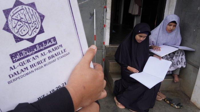 Santri mengisi waktu dengan membaca Alquran di asrama Ponpes Tahfidz Tunanetra Sam'an Darushhudur, Jalan Sekegawir, Desa cinenyam, Kabupaten Bandung, Senin (18/3/2024).
