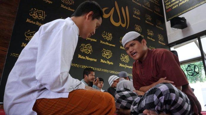 Santri mengisi waktu dengan membaca Alquran di Masjid Ponpes Tahfidz Tunanetra Sam'an Darushhudur, Jalan Sekegawir, Desa cinenyam, Kabupaten Bandung, Senin (18/3/2024).