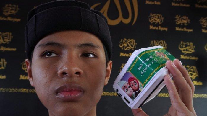 Santri mendengarkan suara bacaan Alquran dari speaker di Masjid Ponpes Tahfidz Tunanetra Sam'an Darushhudur, Jalan Sekegawir, Desa cinenyam, Kabupaten Bandung, Senin (18/3/2024).