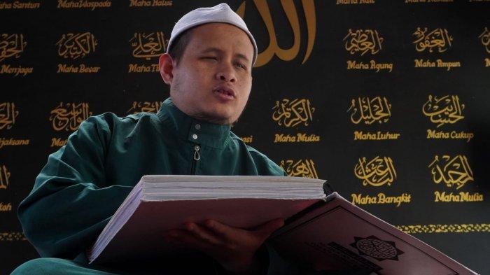 Ustadz pengajar mengisi waktu dengan membaca Alquran di Masjid Ponpes Tahfidz Tunanetra Sam'an Darushhudur, Jalan Sekegawir, Desa cinenyam, Kabupaten Bandung, Senin (18/3/2024).