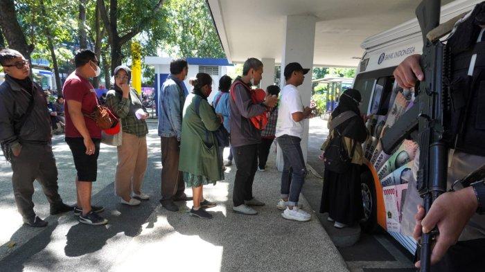 Warga antre saat menukar uang baru pada mobil kas keliling Bank Indonesia (BI) di halaman Mal Pelayanan Publik Kota Bandung, Jalan Cianjur, Kota Bandung, Jawa Barat, Kamis (21/3/2024).