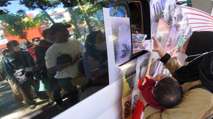 Warga mengantre saat akan menukar uang baru pada mobil kas keliling Bank Indonesia (BI) di halaman Mal Pelayanan Publik Kota Bandung, Jalan Cianjur, Kota Bandung, Jawa Barat, Kamis (21/3/2024).