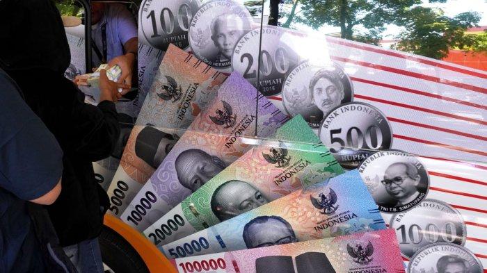 Warga menukar uang baru pada mobil kas keliling Bank Indonesia (BI) di halaman Mal Pelayanan Publik Kota Bandung, Jalan Cianjur, Kota Bandung, Jawa Barat, Kamis (21/3/2024).