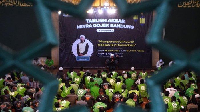 Penceramah Mama Yuki PAS Band menyampaikan tausiah dalam acara Tabligh Akbar Mitra Gojek Bandung di Masjid Agung Al-Ukhuwwah, Jalan Wastukencana, Kota Bandung, Jawa Barat, Selasa (26/3/2024).