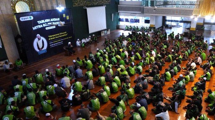 Penceramah Mama Yuki PAS Band menyampaikan tausiah dalam acara Tabligh Akbar Mitra Gojek Bandung di Masjid Agung Al-Ukhuwwah, Jalan Wastukencana, Kota Bandung, Jawa Barat, Selasa (26/3/2024).