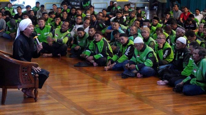 Penceramah Mama Yuki PAS Band menyampaikan tausiah dalam acara Tabligh Akbar Mitra Gojek Bandung di Masjid Agung Al-Ukhuwwah, Jalan Wastukencana, Kota Bandung, Jawa Barat, Selasa (26/3/2024).