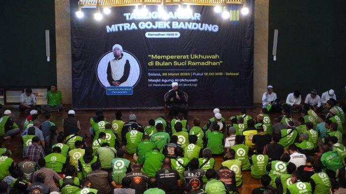 Penceramah Mama Yuki PAS Band menyampaikan tausiah dalam acara Tabligh Akbar Mitra Gojek Bandung di Masjid Agung Al-Ukhuwwah, Jalan Wastukencana, Kota Bandung, Jawa Barat, Selasa (26/3/2024).