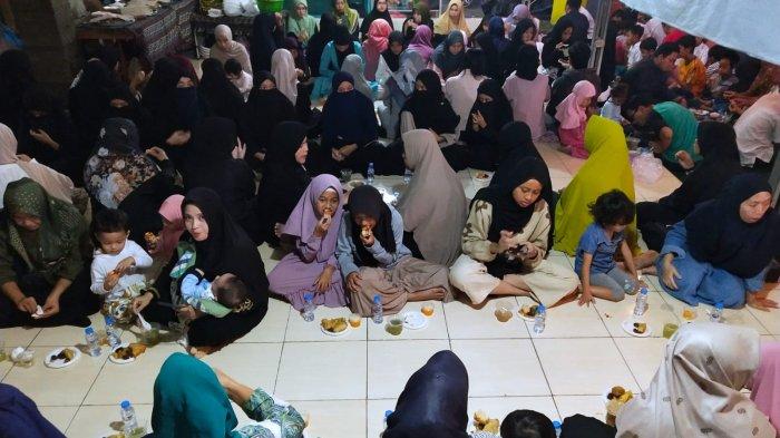 Warga menikmati hidangan takjil saat tiba waktu berbuka puasa pada Buka Puasa Bersama Warga Rancamanyar Regency 1 di Masjid Al-Amanah, Kompleks Rancamanyar Regency 1, Desa Rancamanyar, Kecamatan Baleendah, Kabupaten Bandung, Jawa Barat, Jumat (29/3/2024).