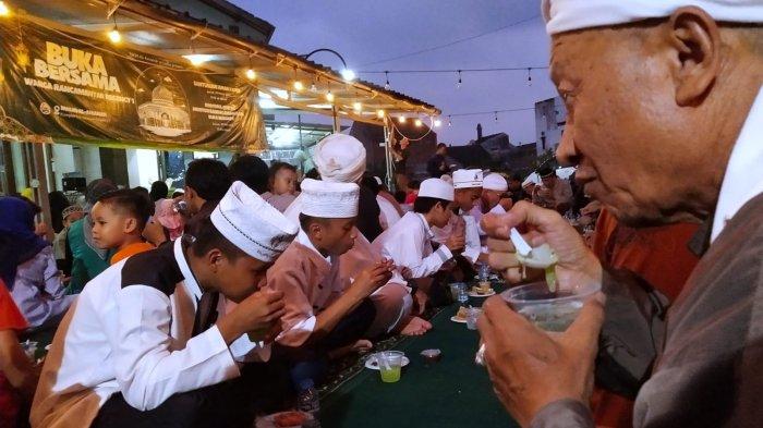 Warga menikmati hidangan takjil saat tiba waktu berbuka puasa pada Buka Puasa Bersama Warga Rancamanyar Regency 1 di Masjid Al-Amanah, Kompleks Rancamanyar Regency 1, Desa Rancamanyar, Kecamatan Baleendah, Kabupaten Bandung, Jawa Barat, Jumat (29/3/2024).