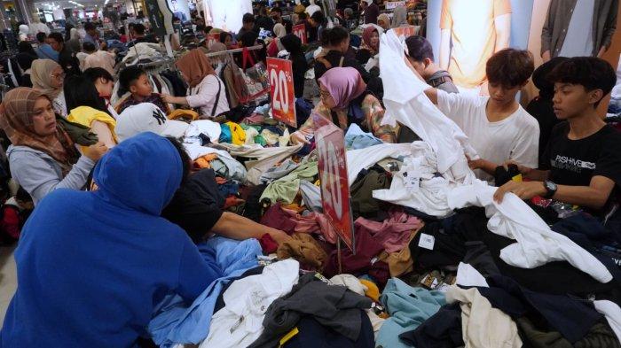 Pengunjung memilih pakaian di salah satu pusat perbelanjaan di Jalan Dewi Sartika, Kota Bandung, Jawa Barat, Jumat (29/3/2024).