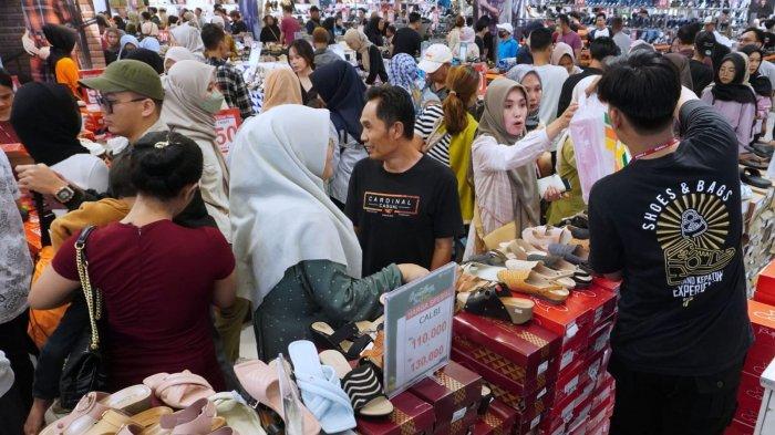 Pengunjung memilih pakaian di salah satu pusat perbelanjaan di Jalan Dewi Sartika, Kota Bandung, Jawa Barat, Jumat (29/3/2024).