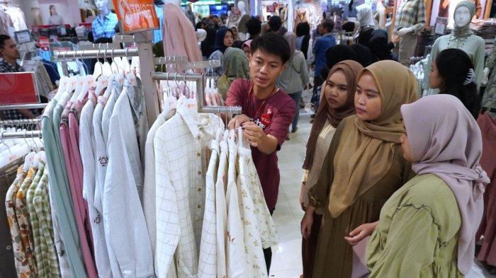 Pengunjung memilih pakaian di salah satu pusat perbelanjaan di Jalan Dewi Sartika, Kota Bandung, Jawa Barat, Jumat (29/3/2024).