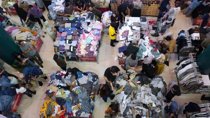 Pengunjung memilih pakaian di salah satu pusat perbelanjaan di Jalan Dewi Sartika, Kota Bandung, Jawa Barat, Jumat (29/3/2024).