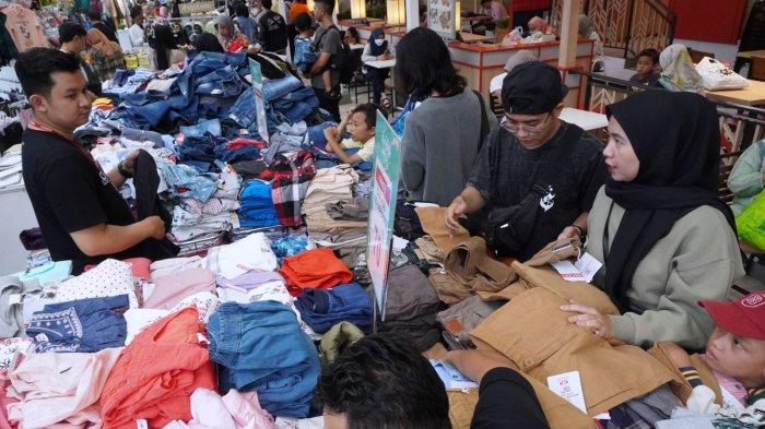 Pengunjung memilih pakaian di salah satu pusat perbelanjaan di Jalan Dewi Sartika, Kota Bandung, Jawa Barat, Jumat (29/3/2024).
