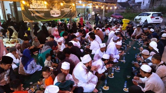 Warga menikmati hidangan takjil saat tiba waktu berbuka puasa pada Buka Puasa Bersama Warga Rancamanyar Regency 1 di Masjid Al-Amanah, Kompleks Rancamanyar Regency 1, Desa Rancamanyar, Kecamatan Baleendah, Kabupaten Bandung, Jawa Barat, Jumat (29/3/2024).