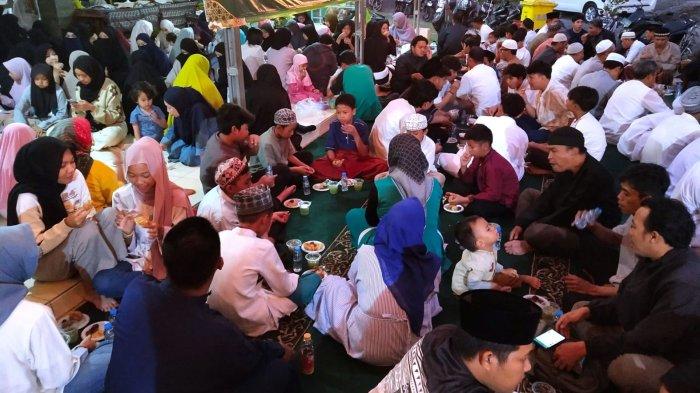 Warga menikmati hidangan takjil saat tiba waktu berbuka puasa pada Buka Puasa Bersama Warga Rancamanyar Regency 1 di Masjid Al-Amanah, Kompleks Rancamanyar Regency 1, Desa Rancamanyar, Kecamatan Baleendah, Kabupaten Bandung, Jawa Barat, Jumat (29/3/2024).
