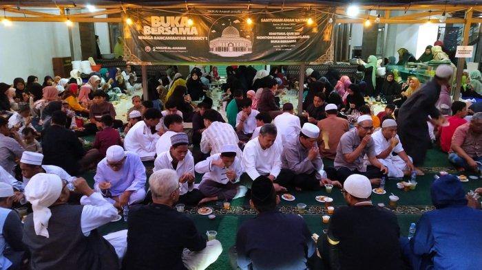 Warga menikmati hidangan takjil saat tiba waktu berbuka puasa pada acara Buka Puasa Bersama Warga Rancamanyar Regency 1 di Masjid Al-Amanah, Kompleks Rancamanyar Regency 1, Desa Rancamanyar, Kecamatan Baleendah, Kabupaten Bandung, Jawa Barat, Jumat (29/3/2024).