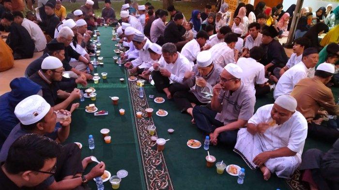 Warga menikmati hidangan takjil saat tiba waktu berbuka puasa pada acara Buka Puasa Bersama Warga Rancamanyar Regency 1 di Masjid Al-Amanah, Kompleks Rancamanyar Regency 1, Desa Rancamanyar, Kecamatan Baleendah, Kabupaten Bandung, Jawa Barat, Jumat (29/3/2024).