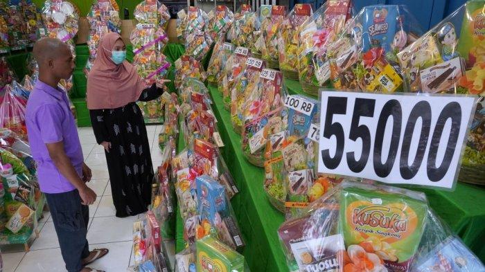 Calon pembeli didampingi pelayan toko melihat dan memilih parsel yang dijual di Toko Tri Jaya Parcel, Jalan Cikawao, Kota Bandung, Jawa Barat, Kamis (4/4/2024).