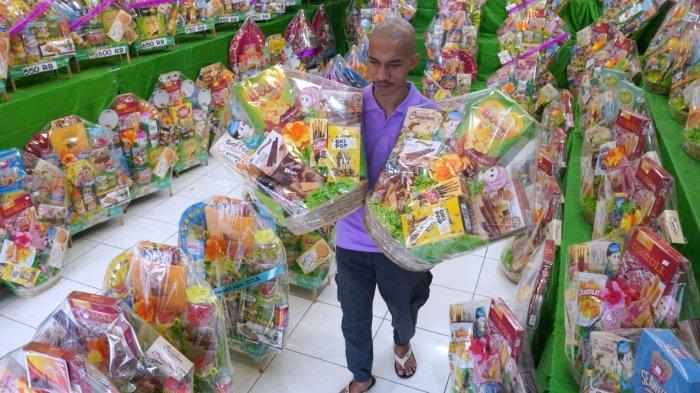 Pelayan toko menata parsel yang dijual di Toko Tri Jaya Parcel, Jalan Cikawao, Kota Bandung, Jawa Barat, Kamis (4/4/2024).