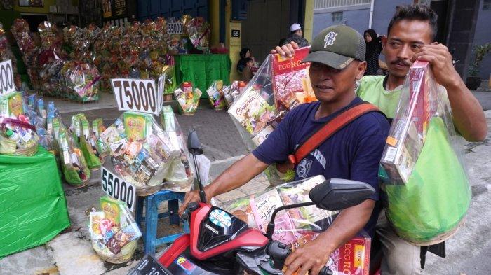 Warga membeli sejumlah parsel yang dijual di Toko Tri Jaya Parcel, Jalan Cikawao, Kota Bandung, Jawa Barat, Kamis (4/4/2024).