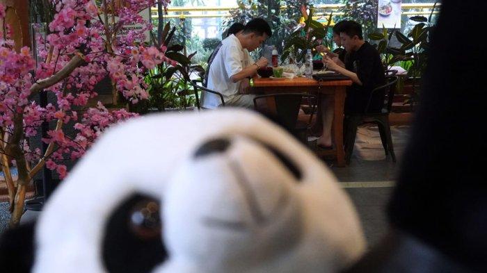 Wisatawan makan di Rimba Food Court Taman Safari Indonesia (TSI) Cisarua, Kabupaten Bogor, Jawa Barat, Jumat (5/4/2024).