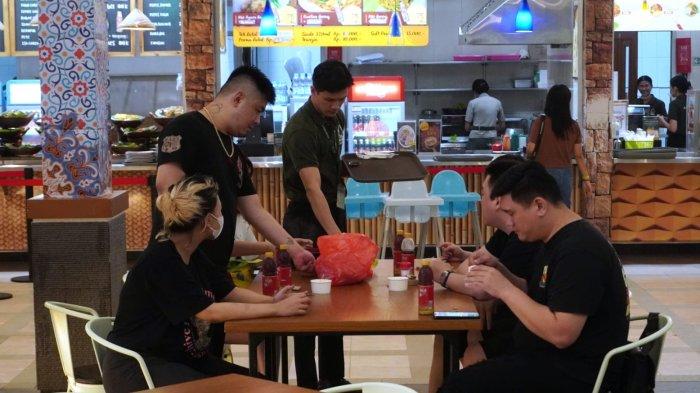 Pengunjung makan di Rimba Food Court Taman Safari Indonesia (TSI) Cisarua, Kabupaten Bogor, Jawa Barat, Jumat (5/4/2024).